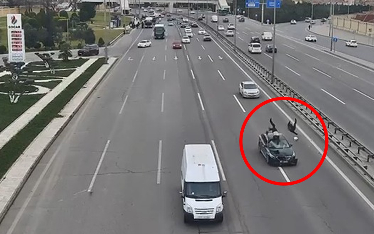 Aeroport yolunda 2 piyadanı maşın vurdu - VİDEO