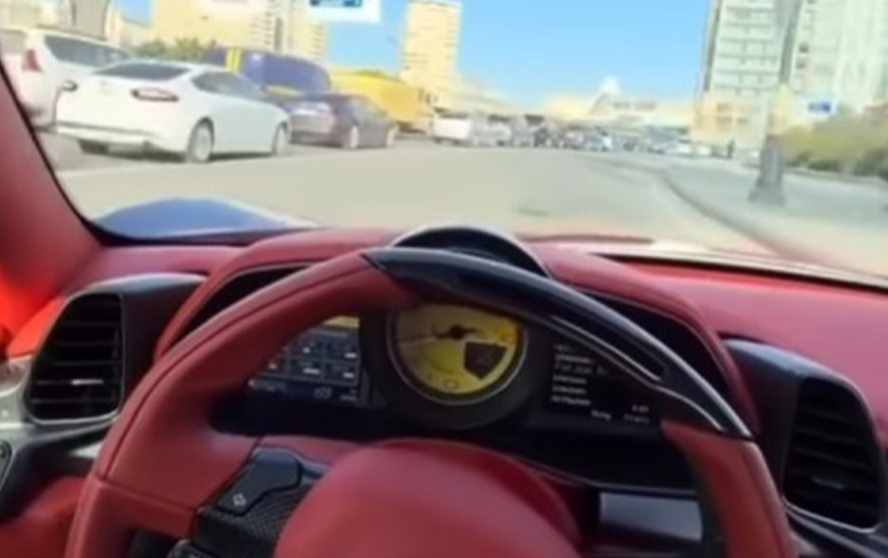 Bakıda “Ferrari” qaydaları belə pozdu - VİDEO