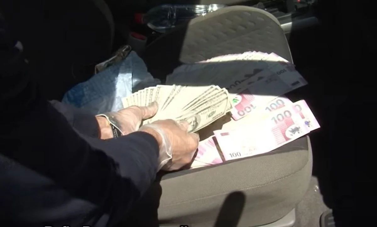 Bakıda qəribə dələduzluq: "Maşın oğurluqdur" deyib əlindən aldı, sonra yenidən özünə satdı - VİDEO