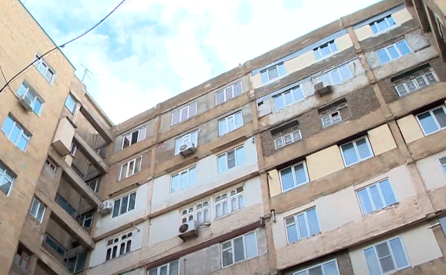 Bakıda 4-cü mərtəbədən yıxılan qadın öldü