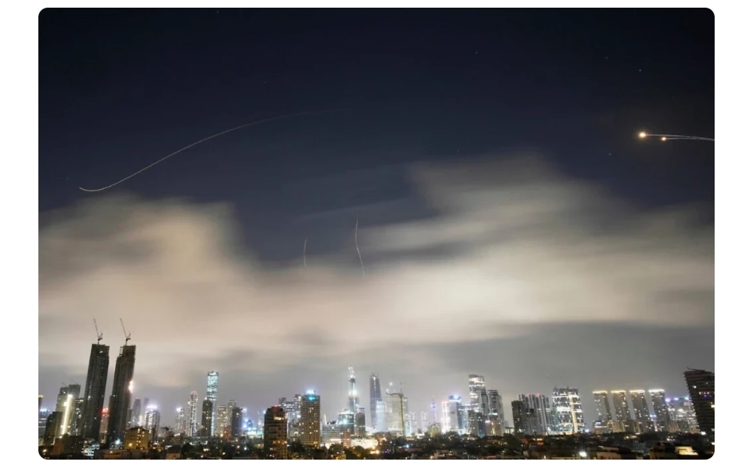 İran İsrailə növbəti raket zərbəsi endirdi - 2 nəfər yaralandı