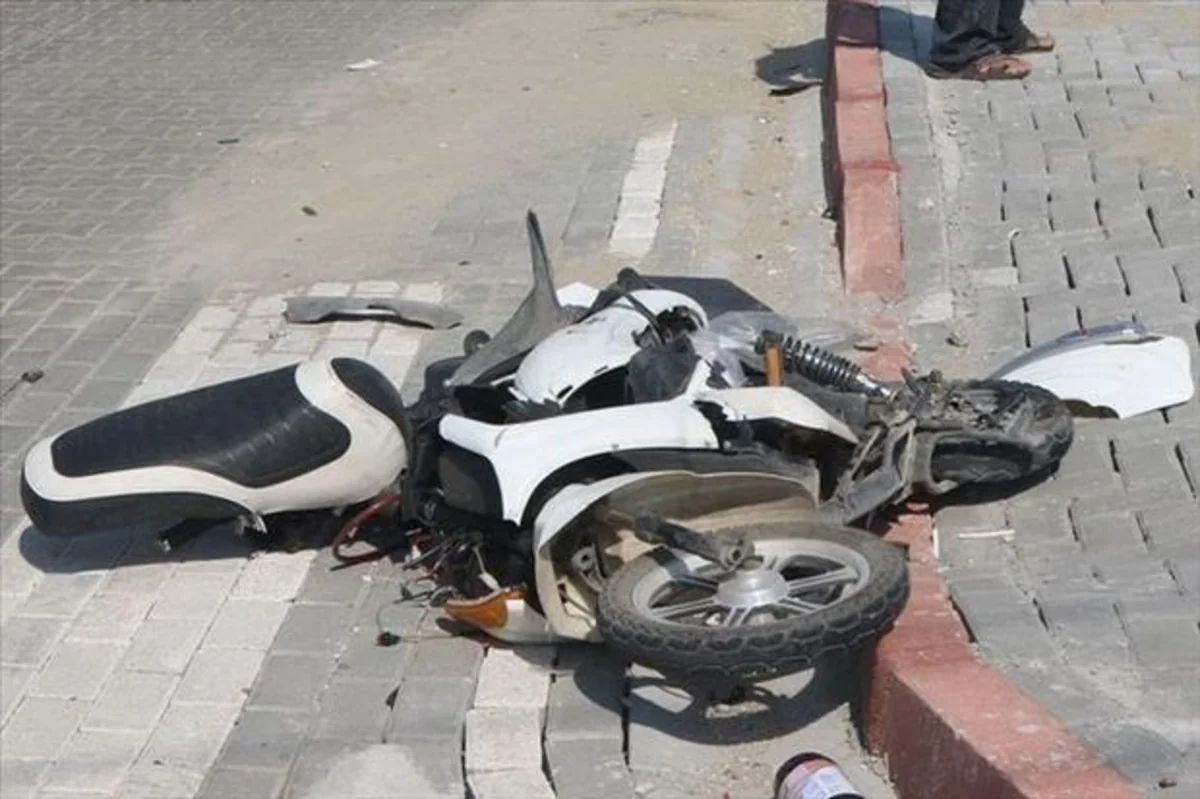 Bakıda moped divara çırpıldı: Ölən var