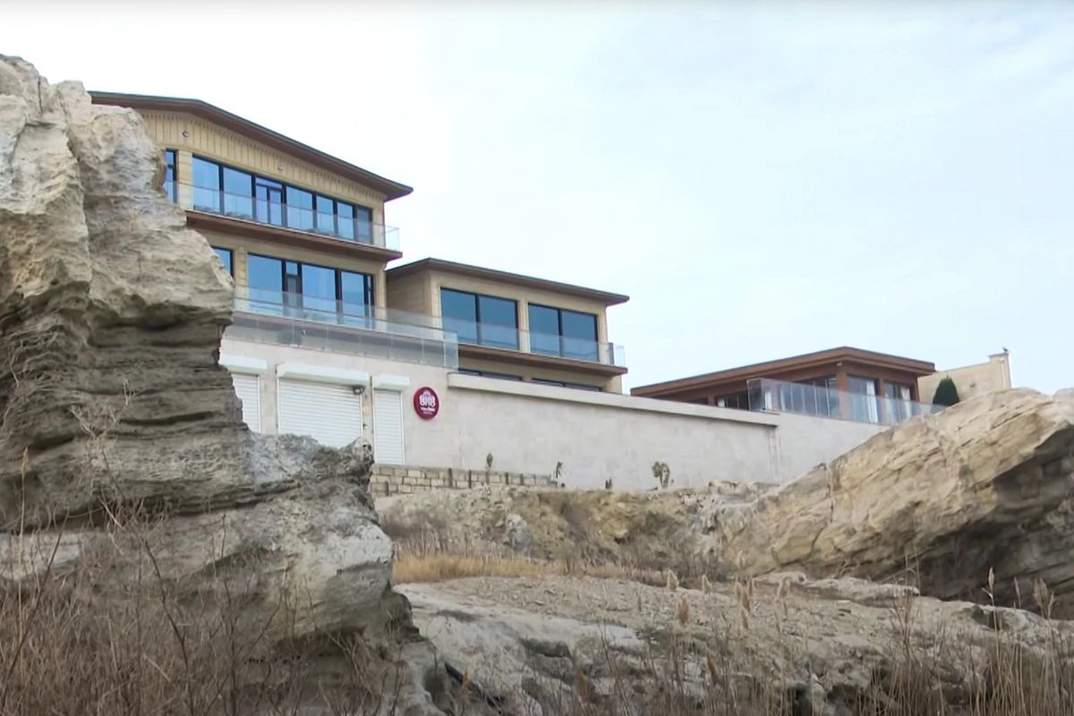 Buzovnada tarixi qayalıqlar üzərində inşa edilən qanunsuz tikililər niyə sökülmür? - VİDEO