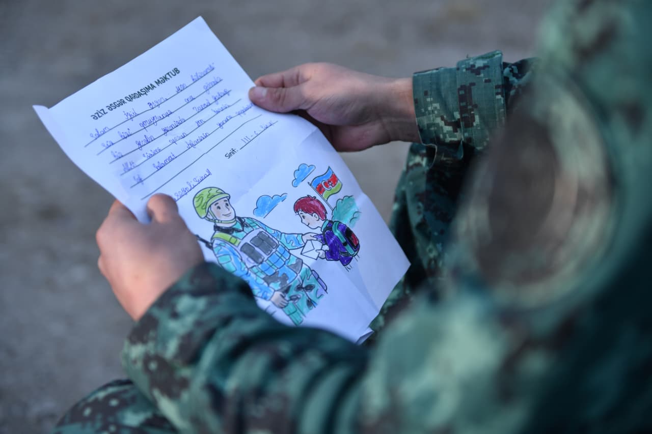 Məktəblilərin yazdığı məktublar sərhədçilərə çatdırıldı