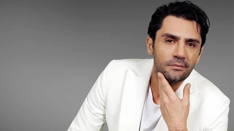 Məşhur müğənni məhkəməyə verildi