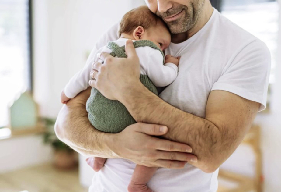 İşçiyə ödənişli atalıq məzuniyyəti verən işəgötürən nəyə əməl etməlidir?