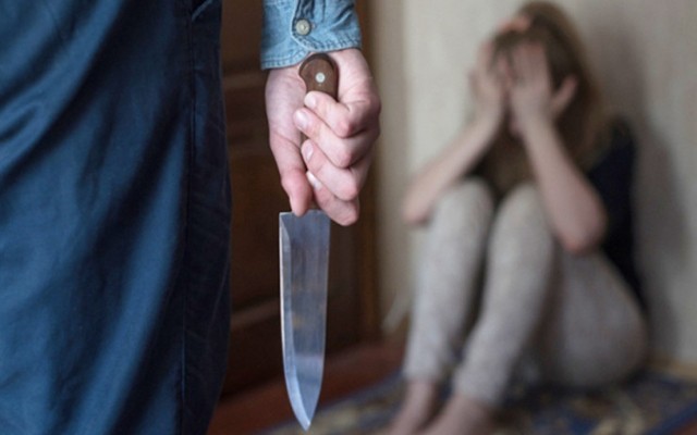 Əvvəlcə arvadını qətlə yetirdi, sonra intihar etdi