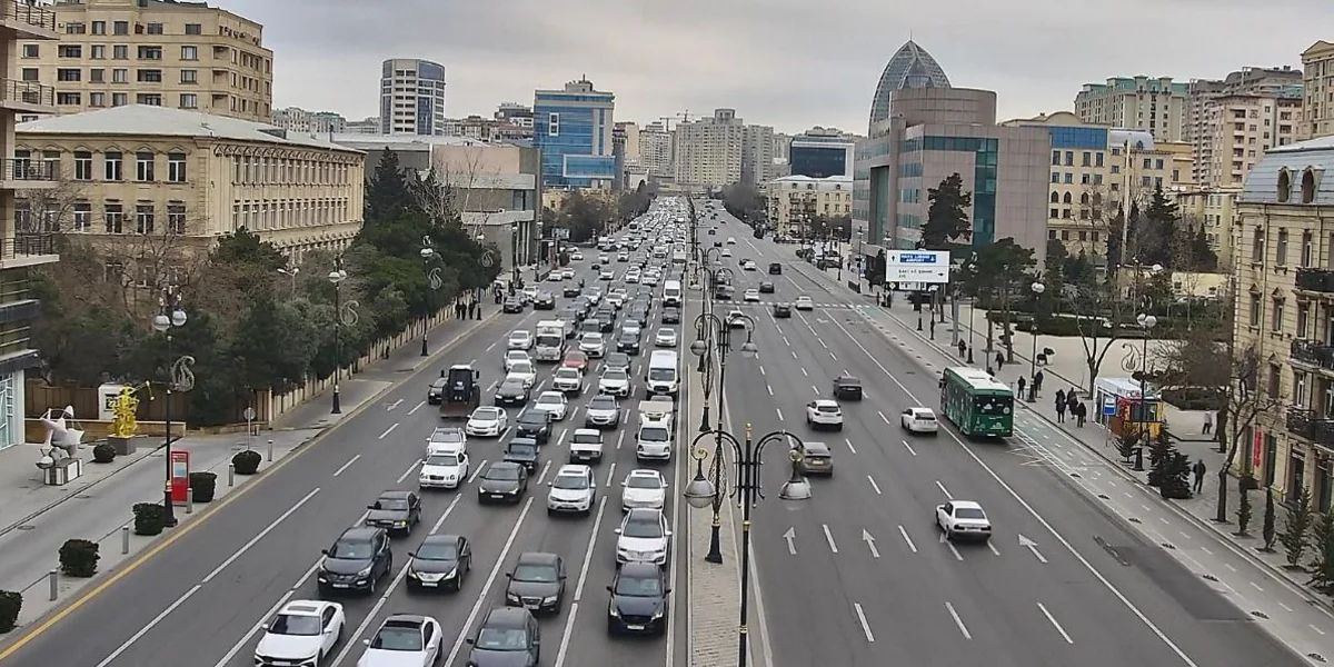 Bakının bir sıra yollarında nəqliyyatın sıxlığı müşahidə olunur