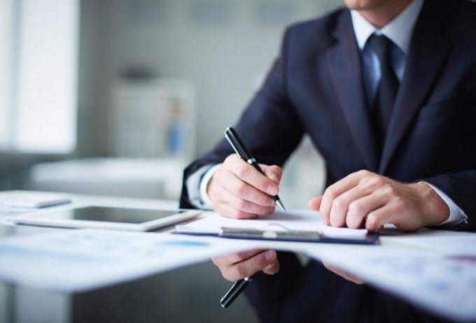 Dövlət qulluğunda köklü dəyişiklik: mükafat sisteminin ləğvi nəyi dəyişəcək?