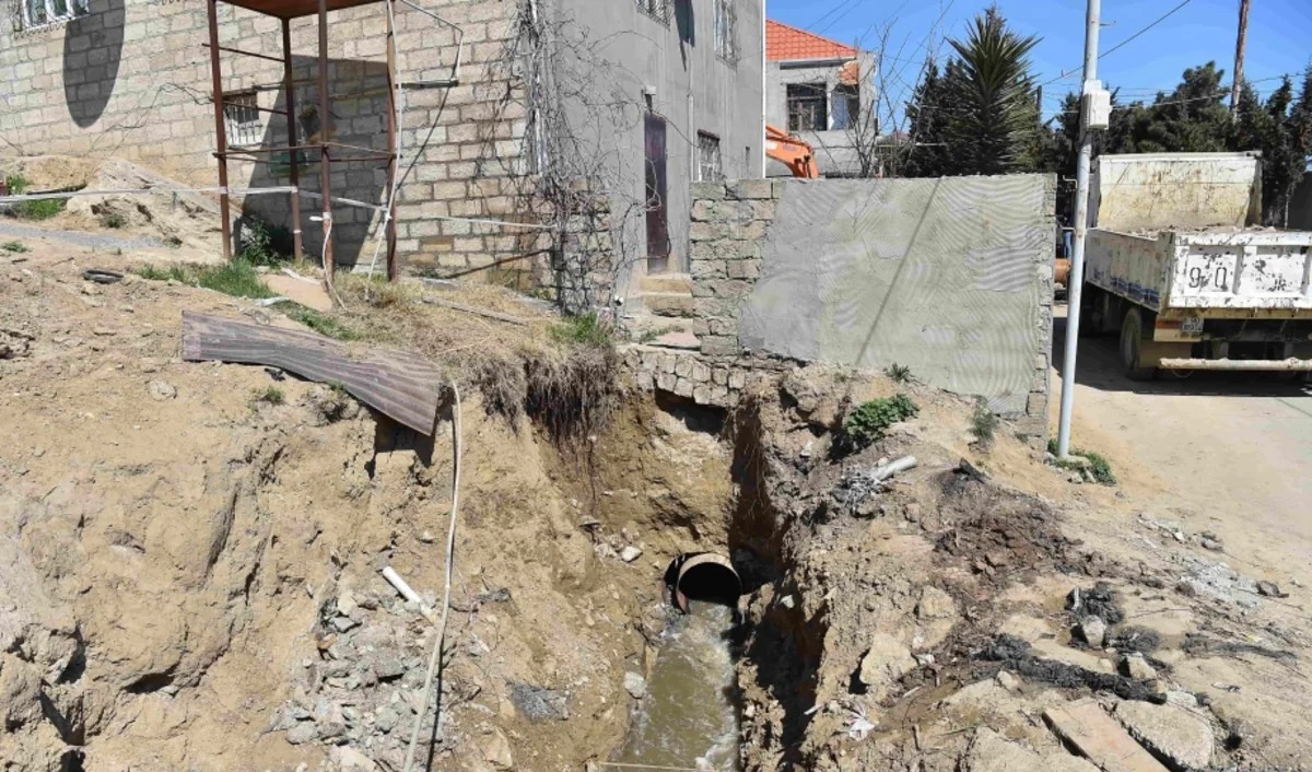 Xətaidə kanalizasiya kollektoru çöküb, evləri su basıb