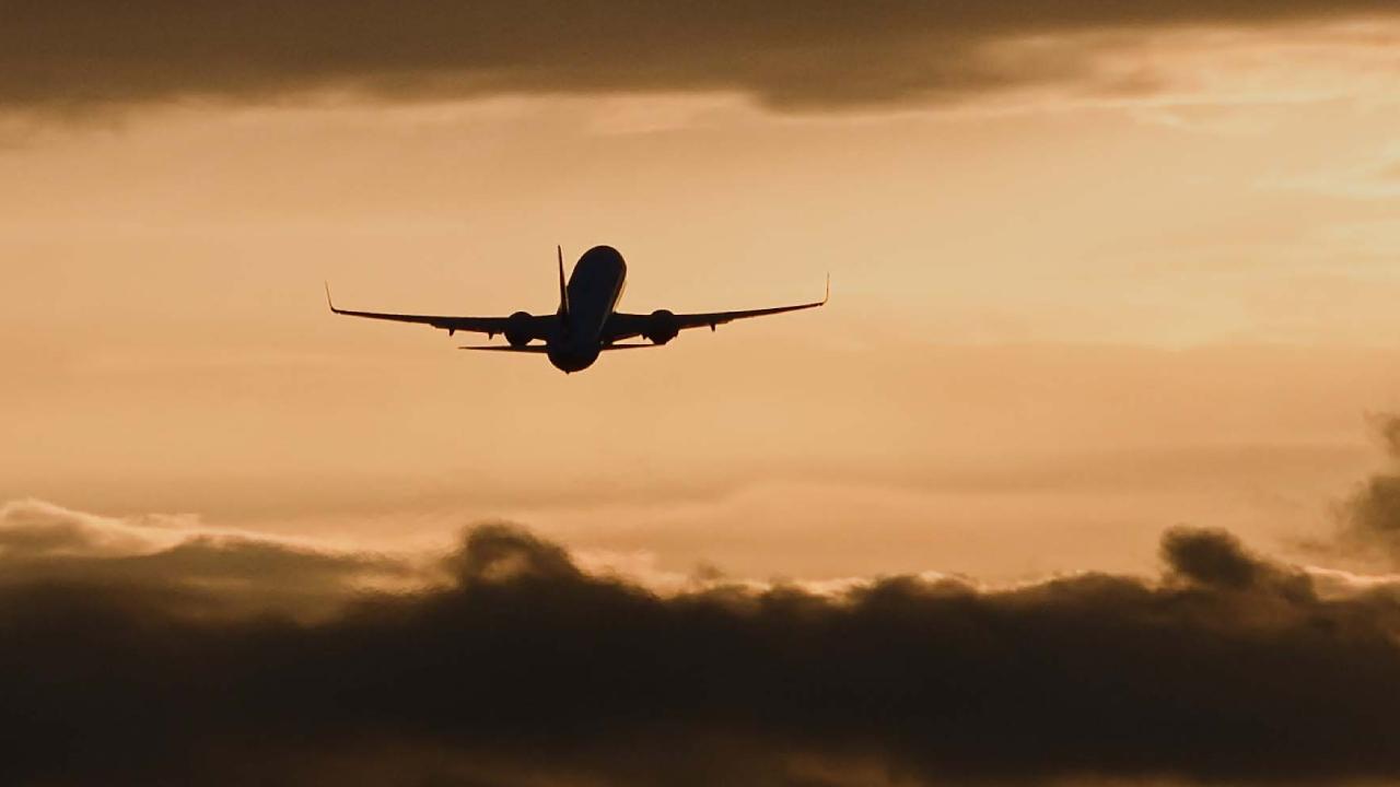 Kenyada sərnişin təyyarəsi uçuş-eniş zolağından kənara çıxıb