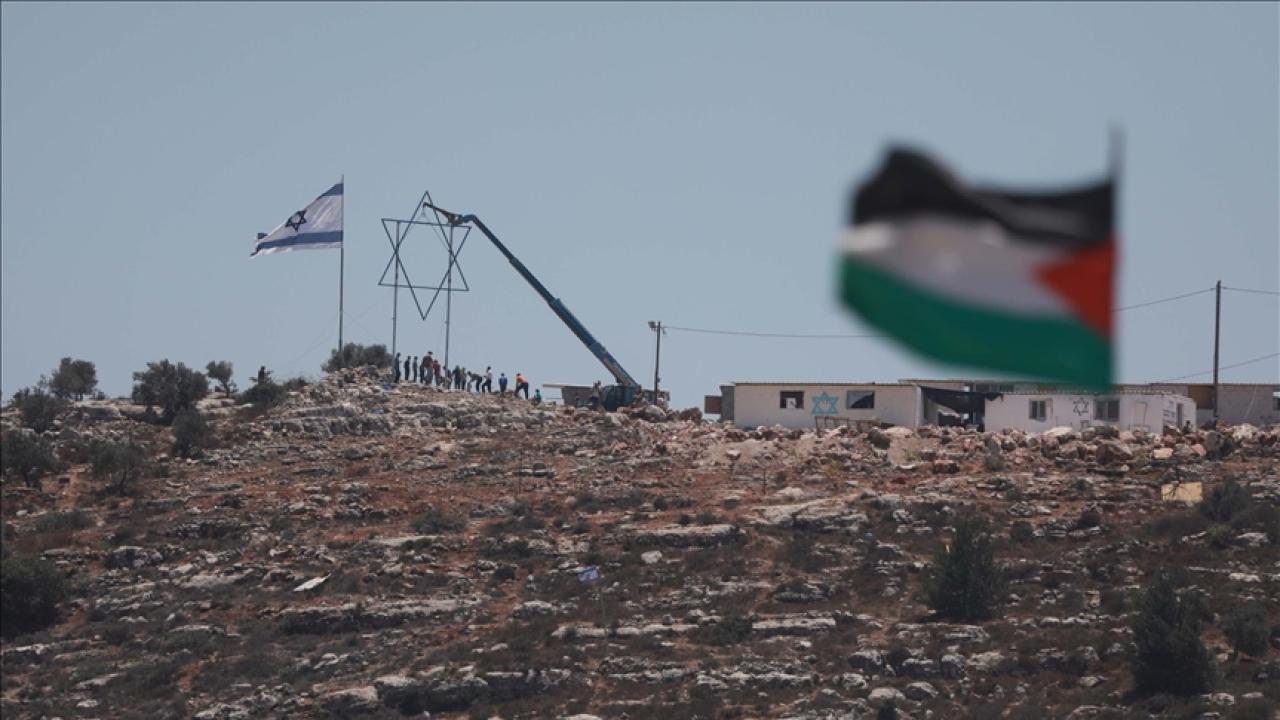 İsrail Nablusda qızlar məktəbinə hücum etdi