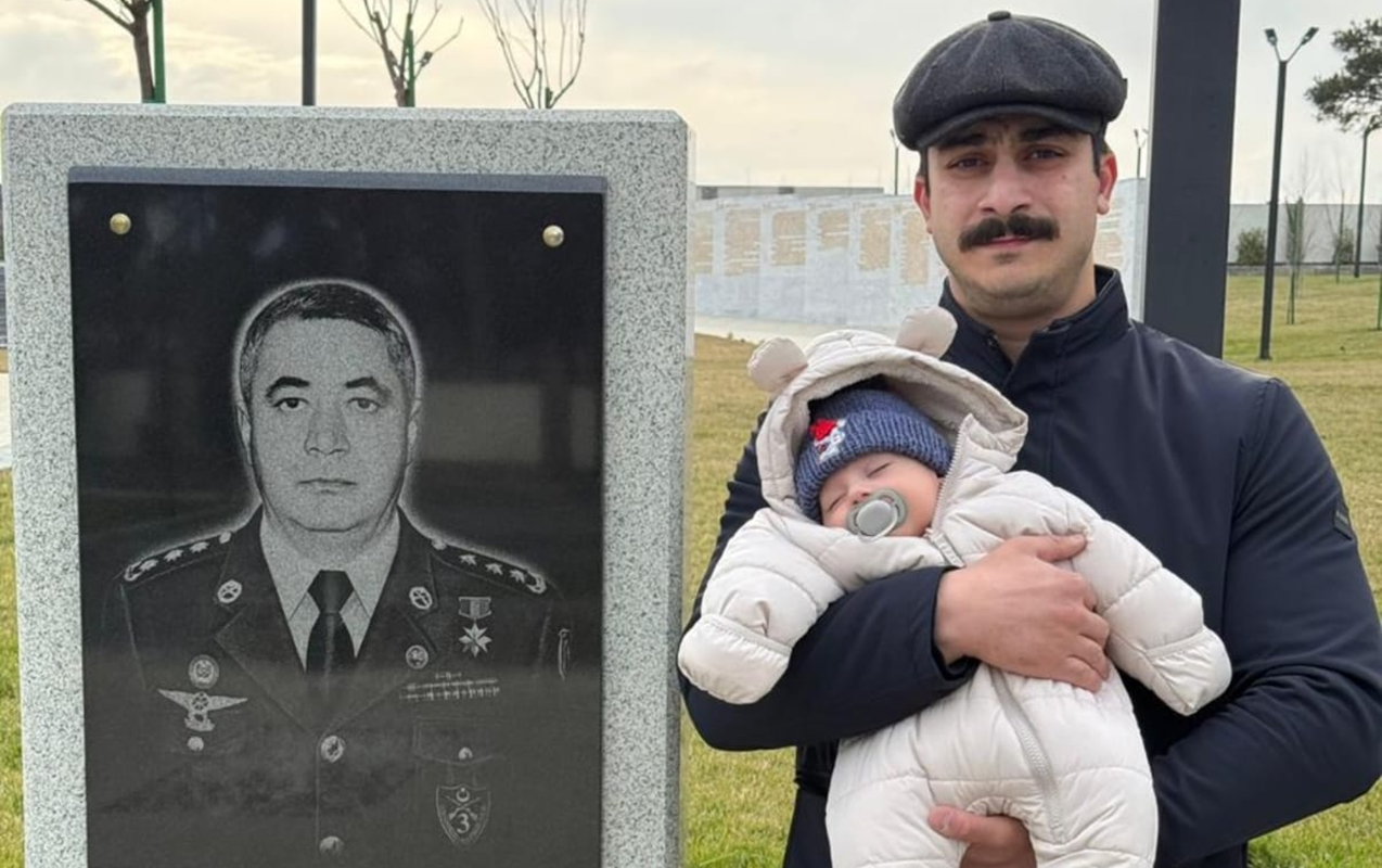 İlqar Mirzəyevin oğlu və nəvəsi məzarı başında... - Foto