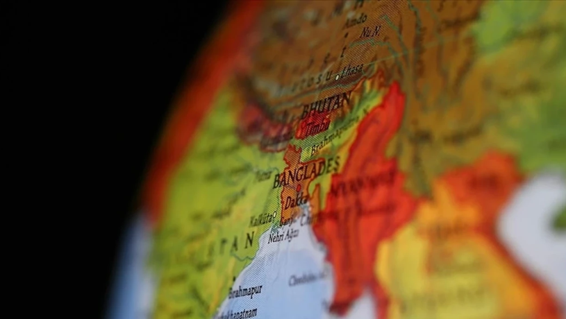 Banqladeşdə dəhşətli qəza: avtobusla qatar toqquşdu