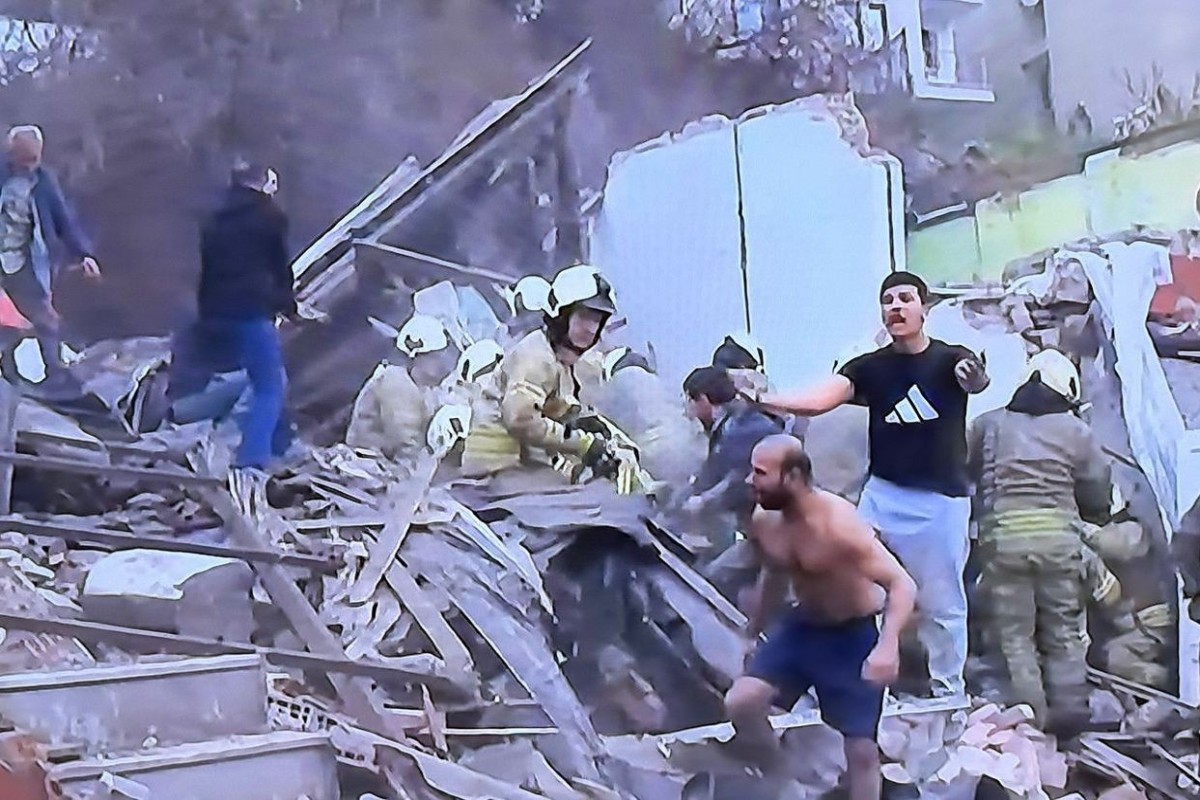 İstanbulda yaşayış binası uçdu - yaralılar var 