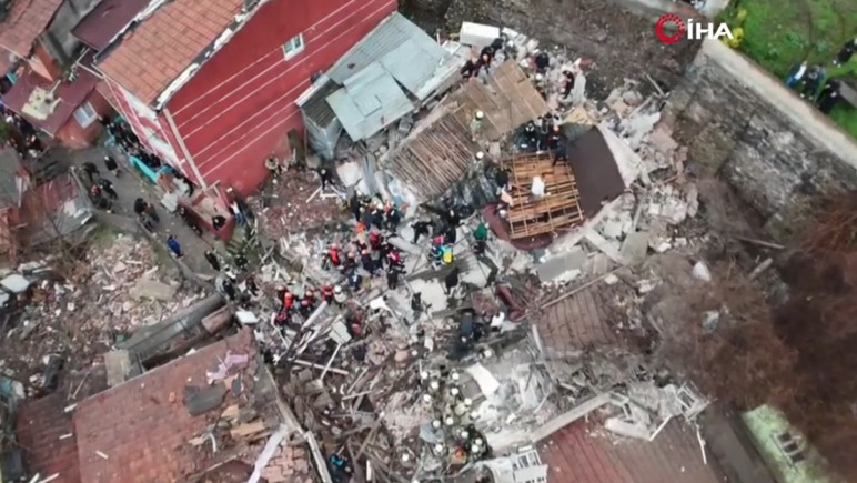 İstanbulda bina çökdü - Ölən var