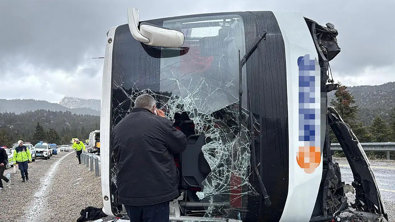 Konyada avtobus aşdı, 15 nəfər xəsarət aldı