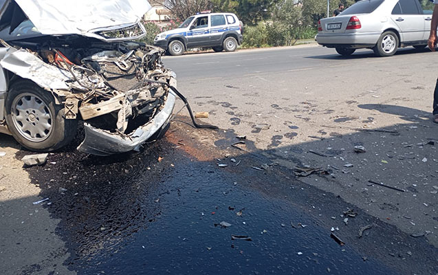 Ağstafada mikroavtobusla minik avtomobili toqquşub, xəsarət alanlar var - FOTO
