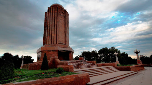 Qadın Nizami məqbərəsində körpüdən yıxıldı