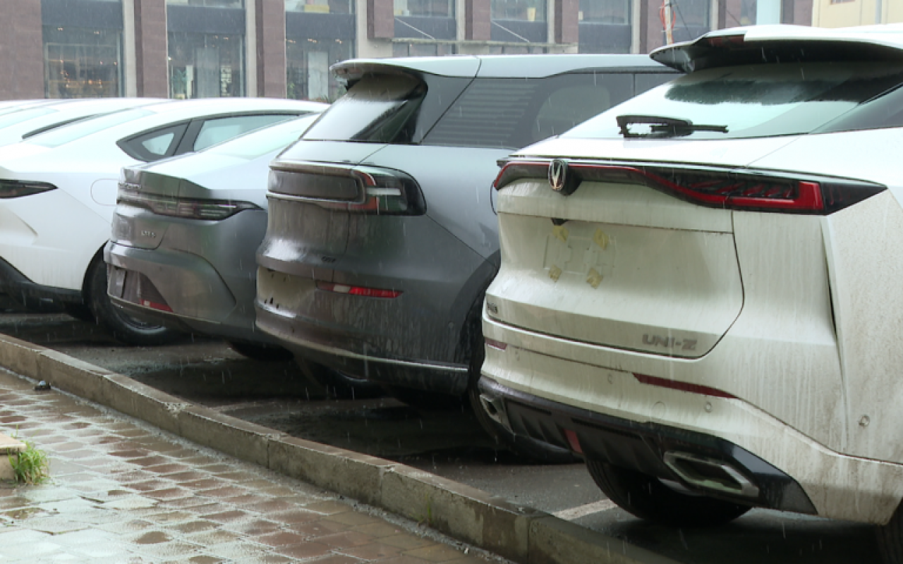 Küçəni zəbt edən nömrəsiz maşınların sahibləri cərimələndilər - VİDEO