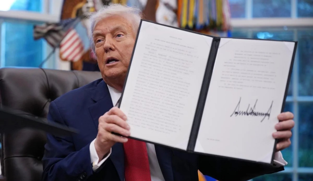 Donald Trampın imzası ABŞ dollarının üzərində yerləşdiriləcək