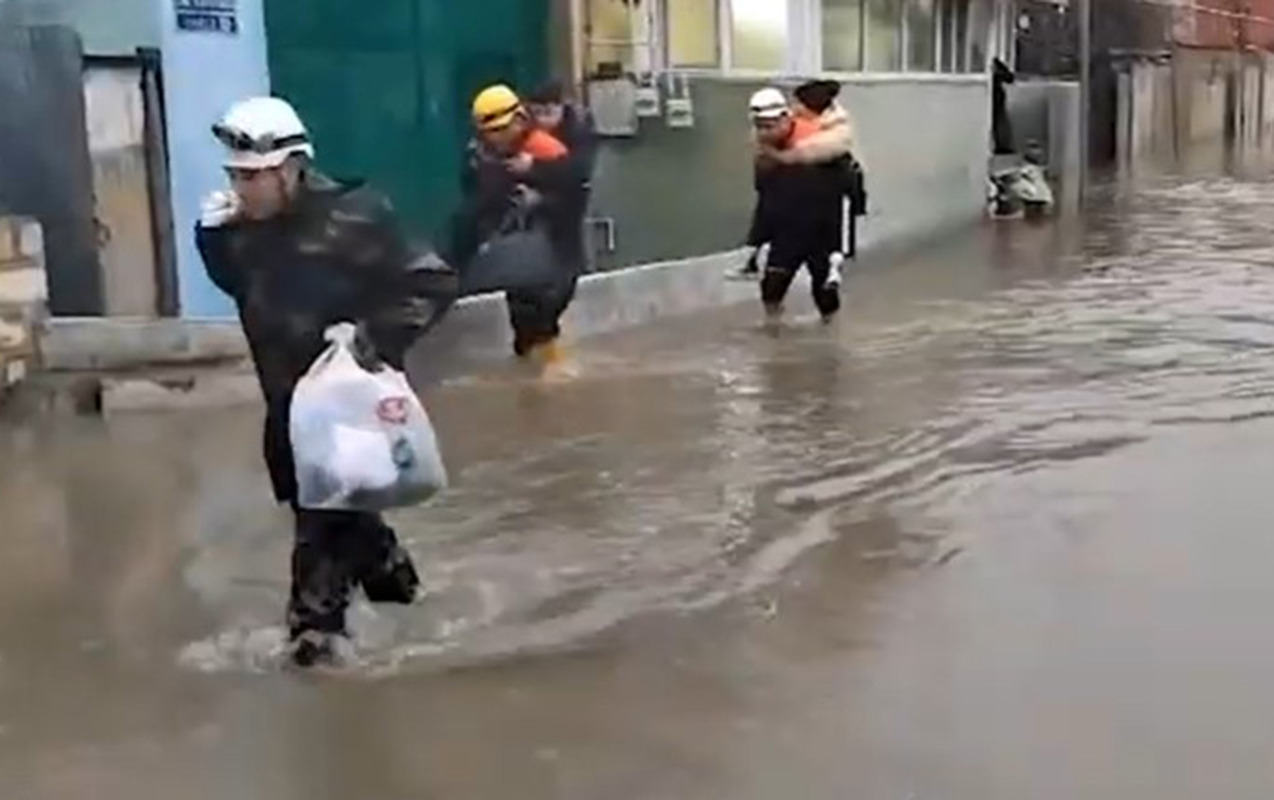 Evlərini su basan 9 nəfər xilas edildi - Video