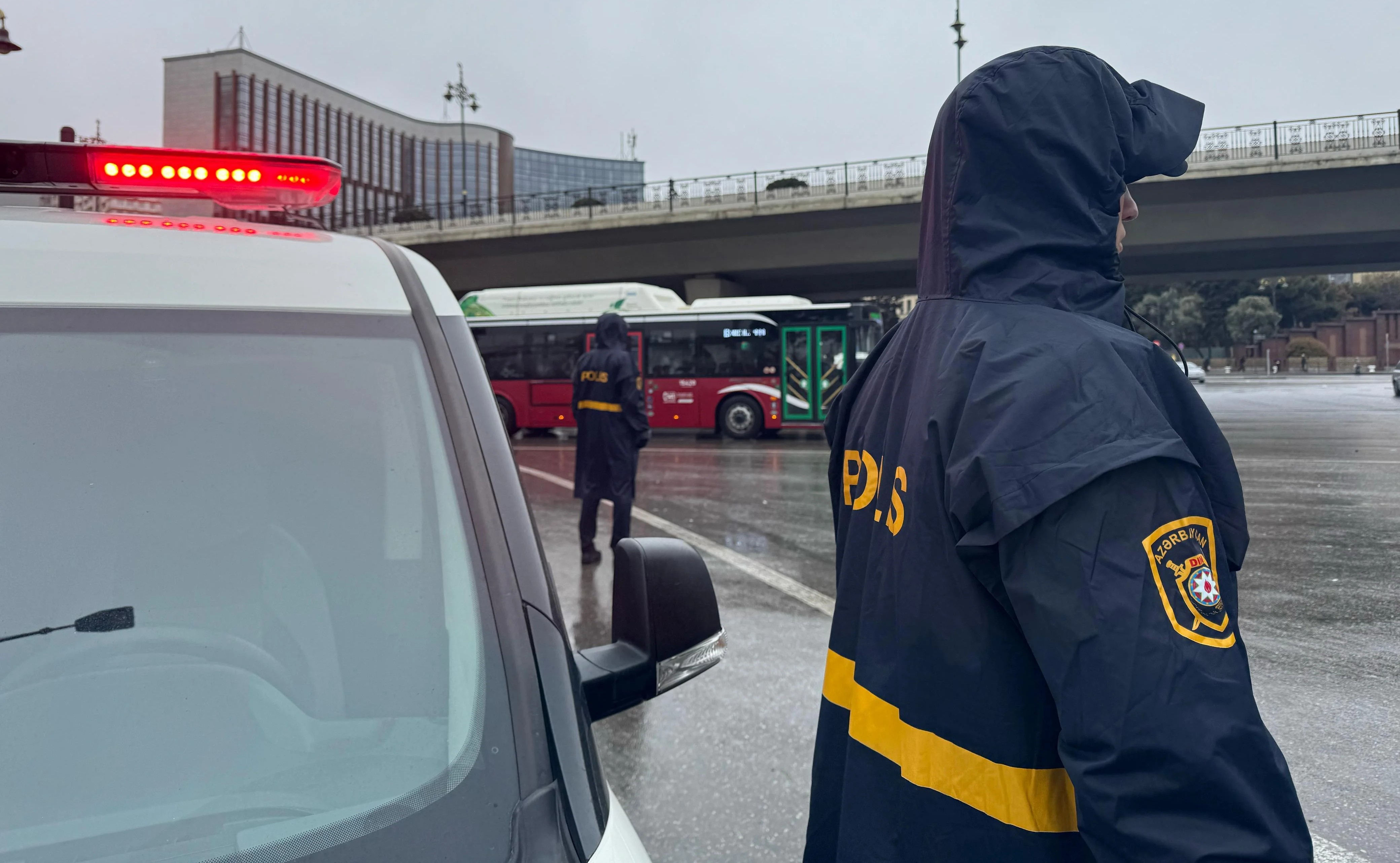 Yol polisi: Ölkədə müşahidə edilən yağışlı hava yollarda qəza riskini artırır
