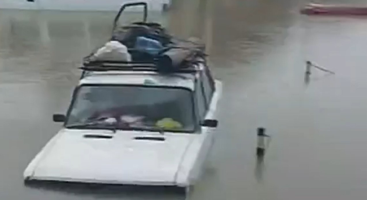 Sabunçuda maşınlar su altında qalıb - Video