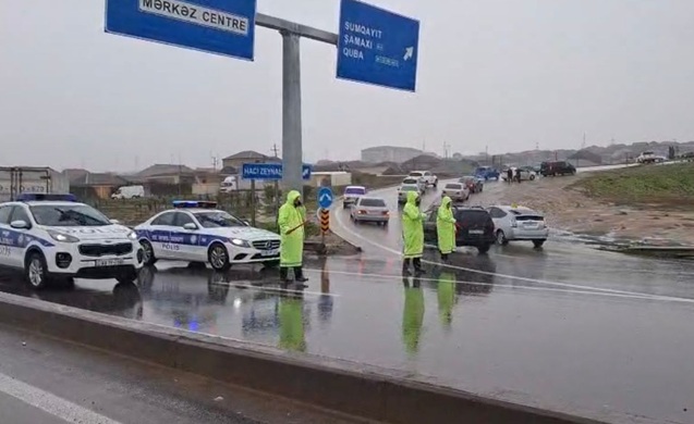 Polis yağışlı havada fasiləsiz xidməti davam etdirir - Video