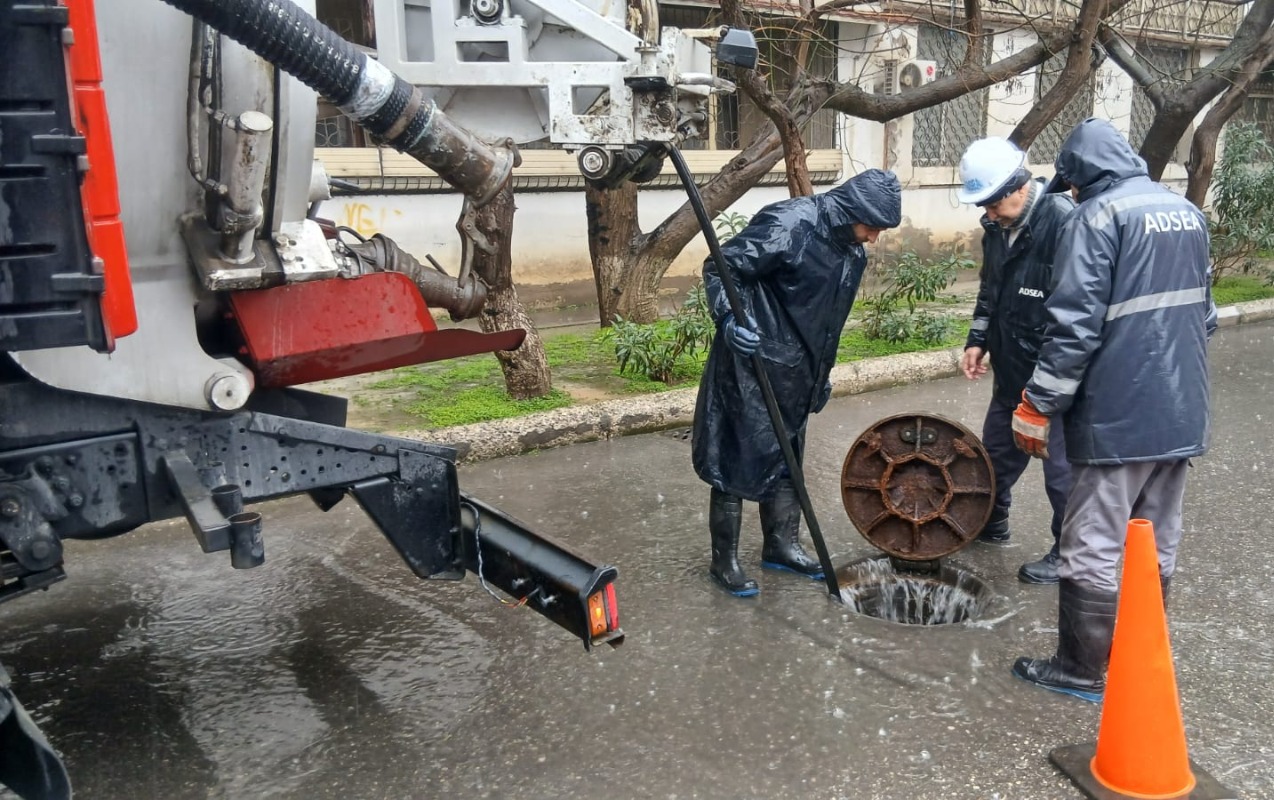 İki küçənin kəsişməsindəki ərazi yağış sularından təmizlənir