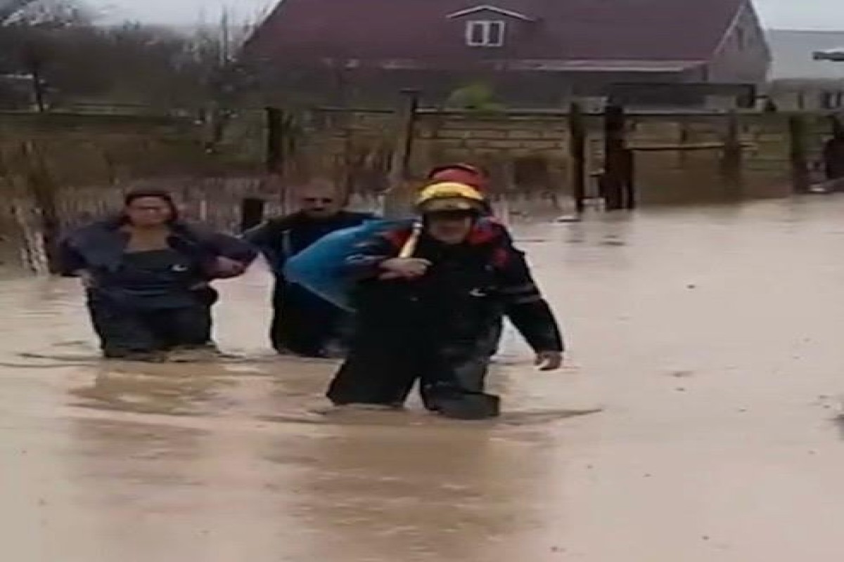 FHN su basmış ərazilərdən 84 nəfəri təxliyə edib - VİDEO