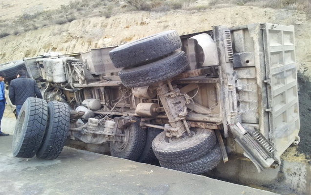 Kəlbəcərdə yük maşını aşdı - 3 nəfər öldü