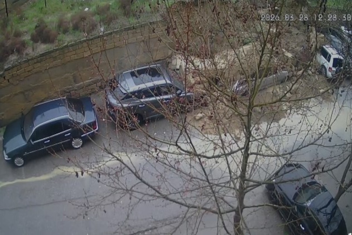 Bakıda hasar avtomobillərin üzərinə aşıb - VİDEO