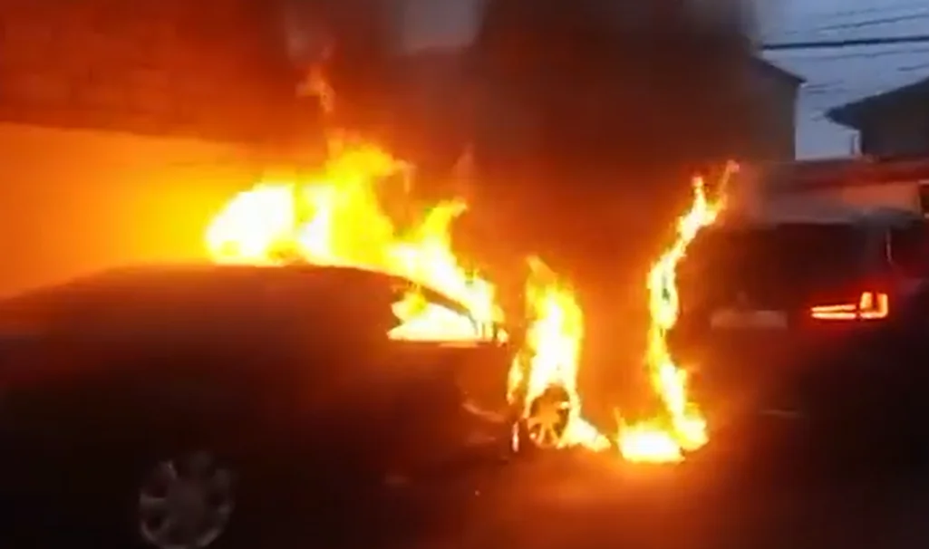 Masazırda avtomobildə başlayan yanğın digər maşına keçib - VİDEO