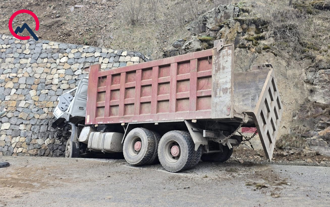 Kəlbəcərdə yük avtomobili aşıb, 3 nəfər ölüb - FOTO 