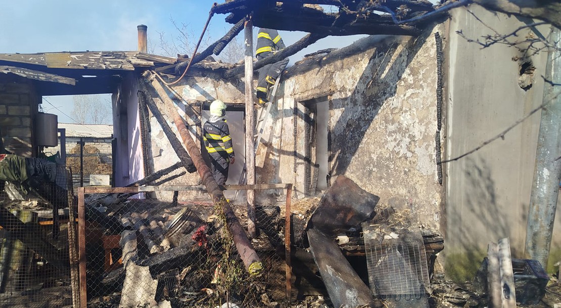 Bərdədə üçotaqlı ev əşyaları ilə birlikdə yandı - Fotolar