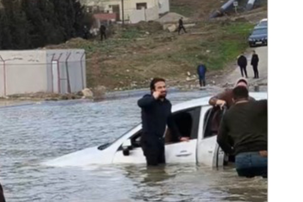 Bakı–Sumqayıt yolunda avtomobil yağış suları nəticəsində yaranan gölməçəyə düşüb - FOTO