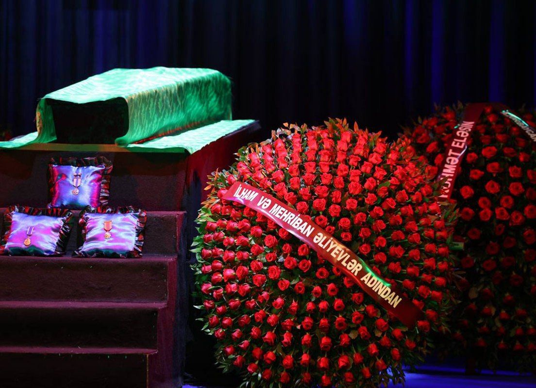 Prezidentlə xanımı vida mərasiminə əklil göndərdi