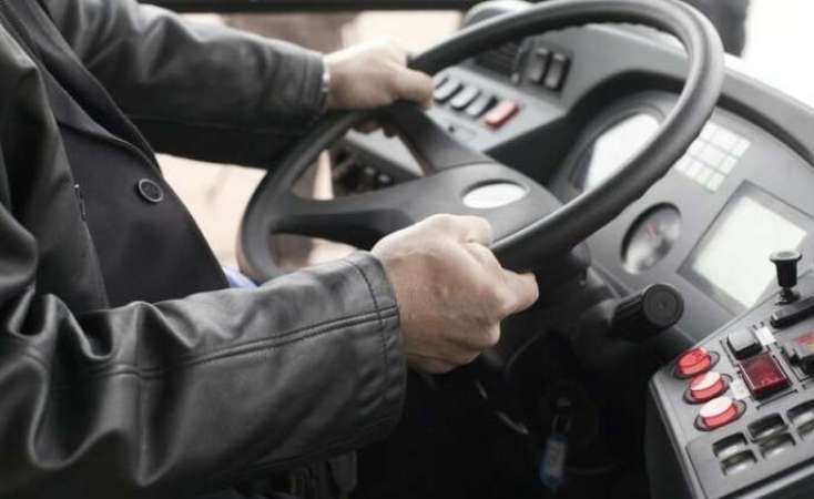 Yaşlı kişi sükan arxasında öldü