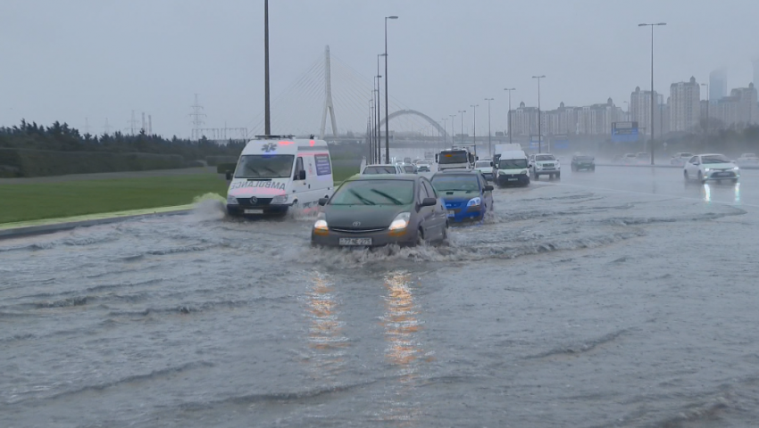 Onlarla avtomobilə ziyan dəyib - Zərəri kim ödəməlidir? - VİDEO