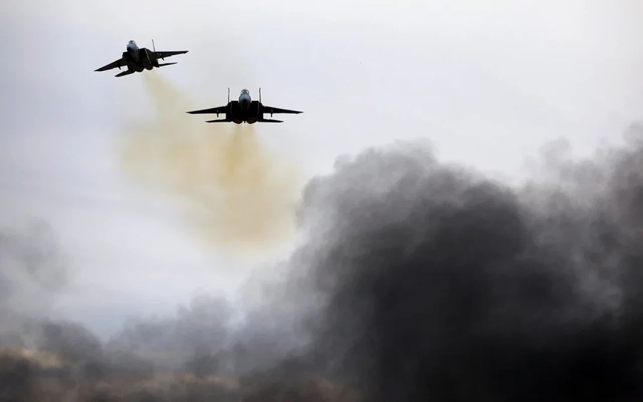 İranın Kaşan aeroportu vuruldu