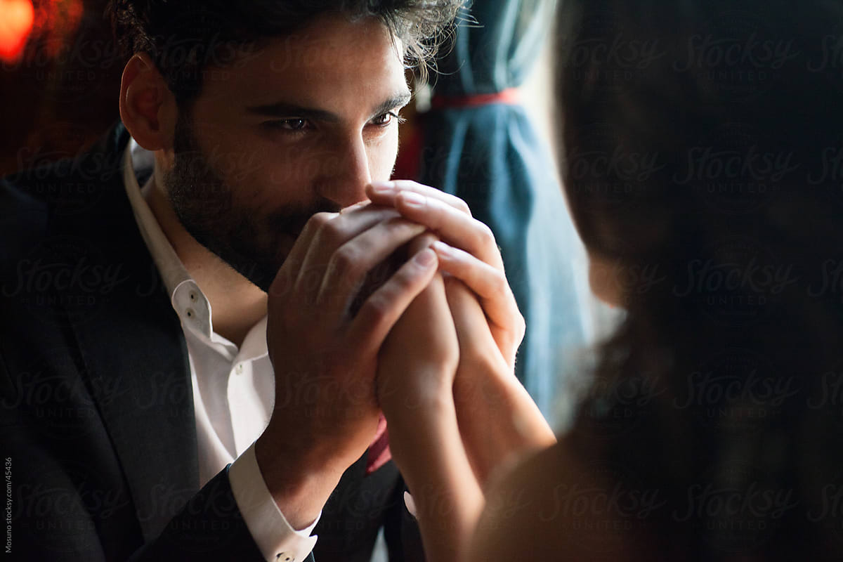 Bu ölkədə qadının əlini öpmək təcavüz sayılacaq