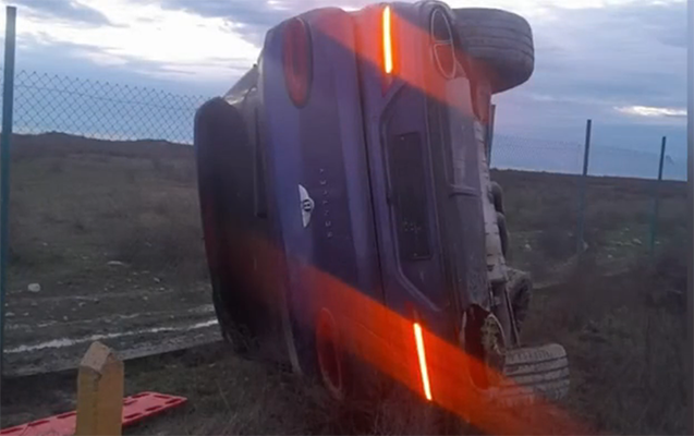 Ödənişli yolda “Bentley” ilə qəza törətdi, kəmər həyatını xilas etdi - VİDEO