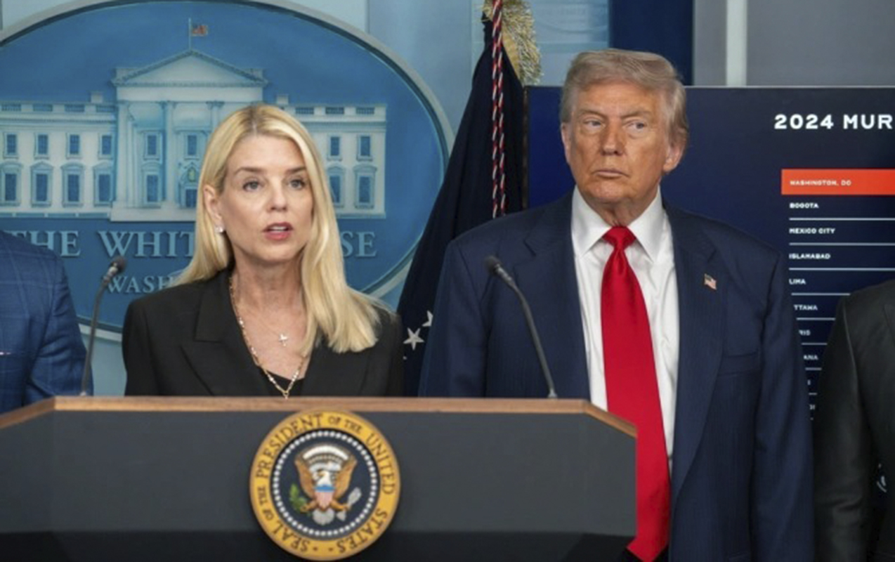 Tramp onu vəzifəsindən azad etdi