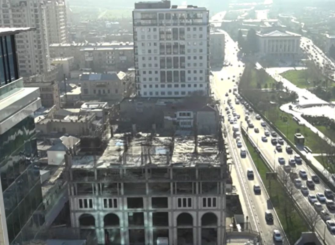 Bakıda tikintisi illərdir yarımçıq qalan binalar zibil poliqonuna çevrilir - VİDEO