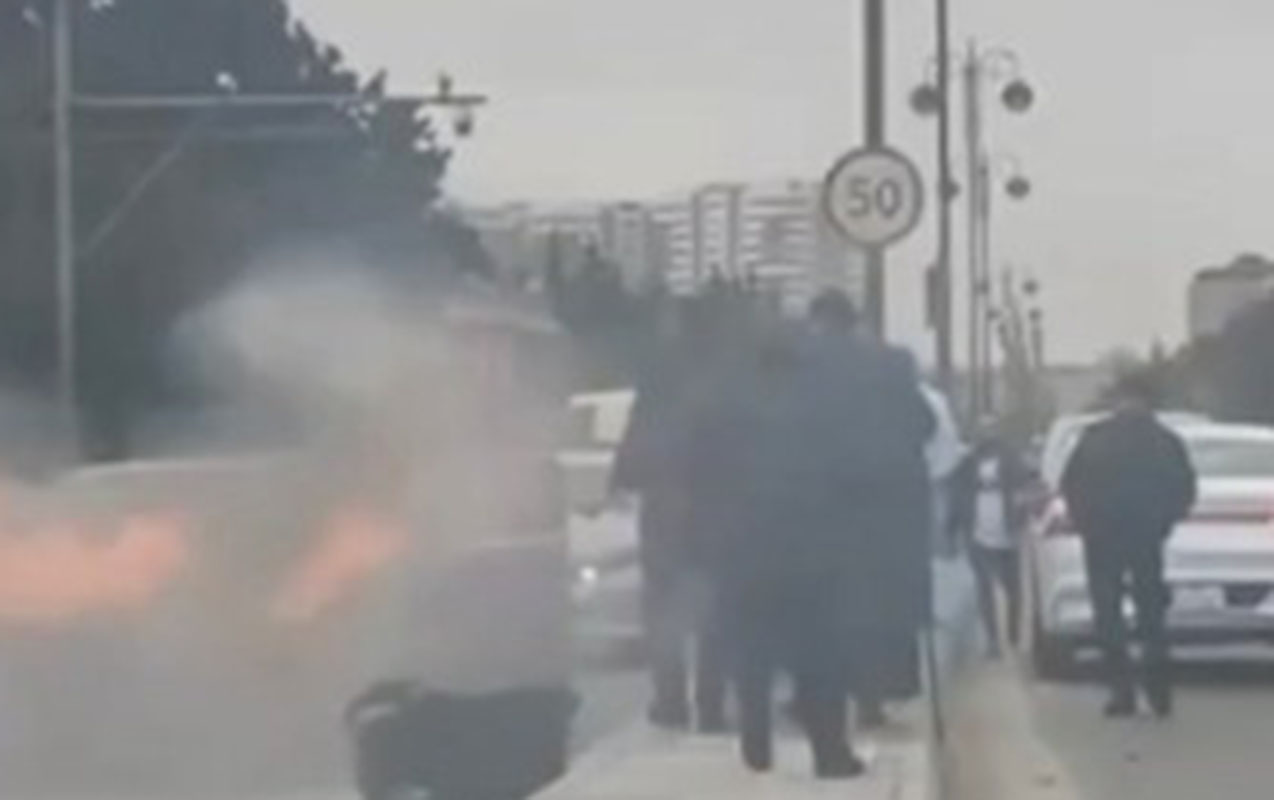 Yusif Səfərov küçəsində maşın yandı - VİDEO