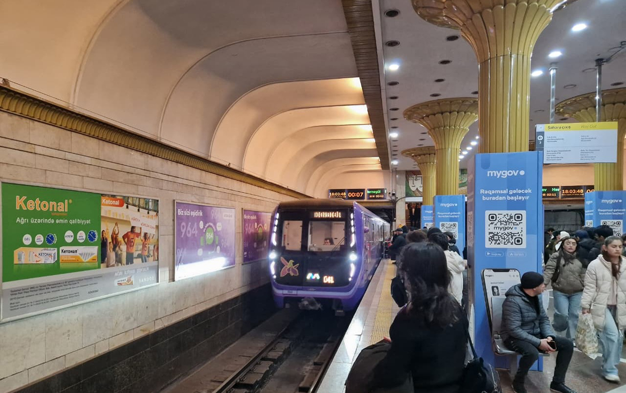 Metroda günorta saatlarında qatarların sayı artırıldı