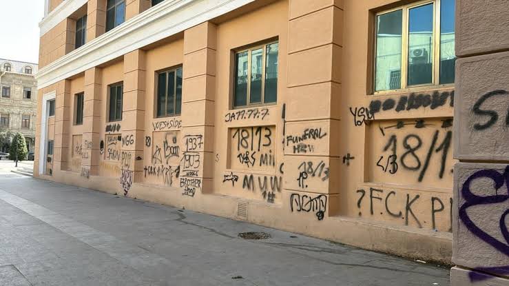 Vandalizm aktına məruz qalan Nizami Kino Mərkəzi üçün boya sifariş edildi