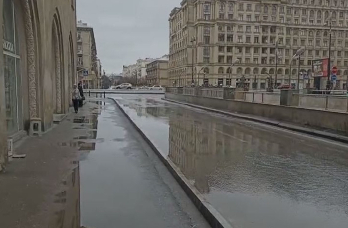 Heydər Əliyev prospektində yolların kənarına yığılmış yağış suları kənarlaşdırılıb