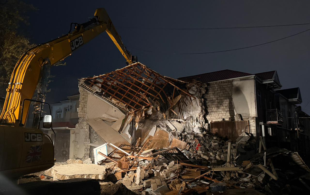 Keşlədə kollektorun üzərində tikilmiş evin söküntüsünə başlanılıb